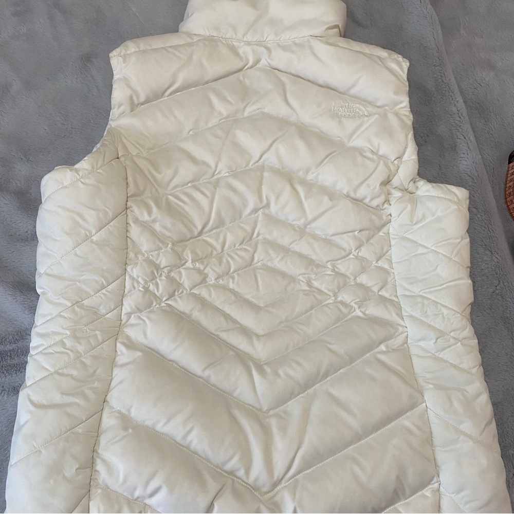 The North Face women’s white 550 down quilted vest - Picture 2 of 15